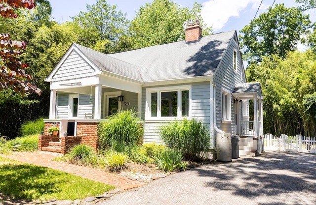 Mins to Downtown in Waterfront community at Pet-friendly Pinecrest Bungalow