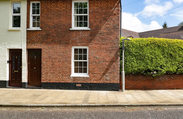 MINSTER COTTAGE, pet friendly, with open fire in Wimborne Minster