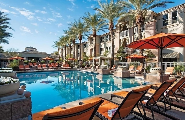 Minutes Away from Phoenix Art Museum! Enjoy Full Kitchen & Free Parking!