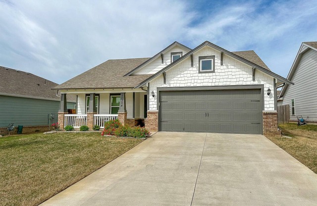 Minutes from Tulsa! Come relax with the family in this pet friendly home
