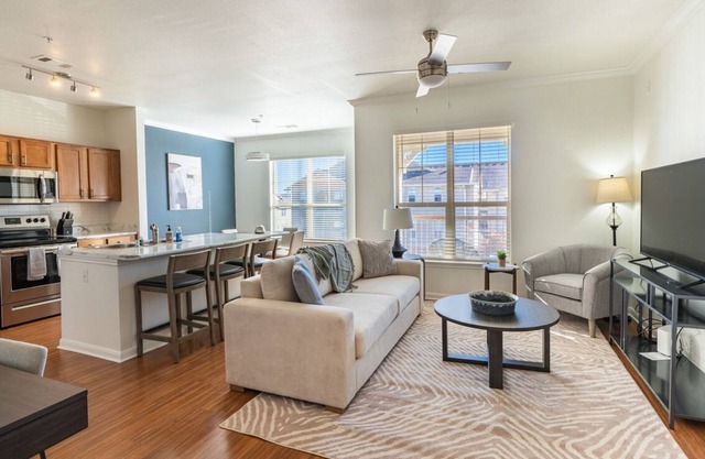 Minutes from USHealth Clinic! Washer/Dryer,parking, pet friendly & all amenities