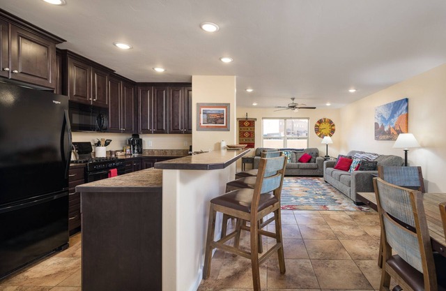 Minutes to Downtown & Ntl Parks | Pool and Hot Tub