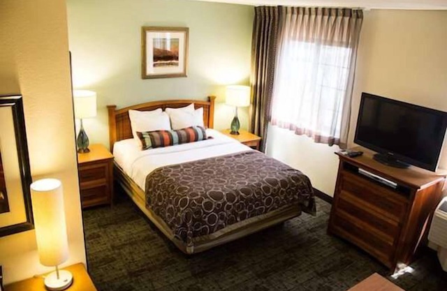 Minutes to Grapevine Convention, Free Parking and Breakfast!