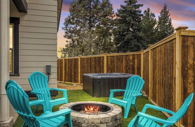 Minutes to Old Mill ~ Fire Pit ~ AC ~ Dog Friendly ~ Hot Tub