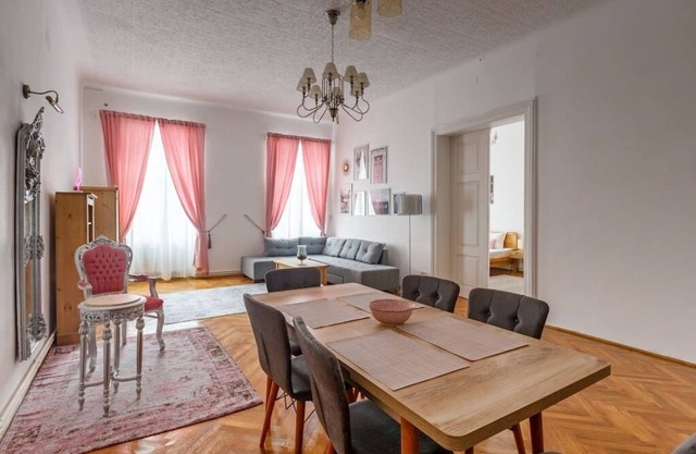 Mira Central Residence: Discover a historical apartment in the Heart of the City