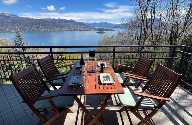 Miralago apartment with amazing lake view in Stres
