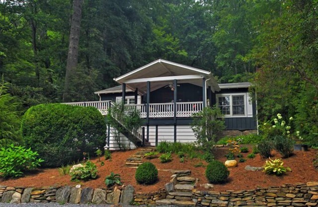 Mirror Lake Cottage Fully Renovated - Walk to Town/Pets