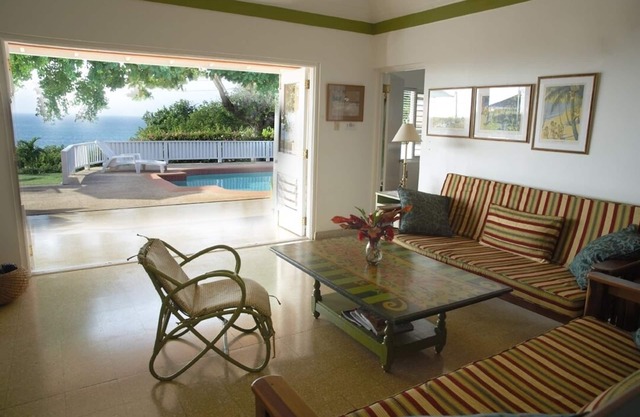 Miss P's Place Beautiful Villa with Ocean View, Pool, Mins to beach, WiFi, staff