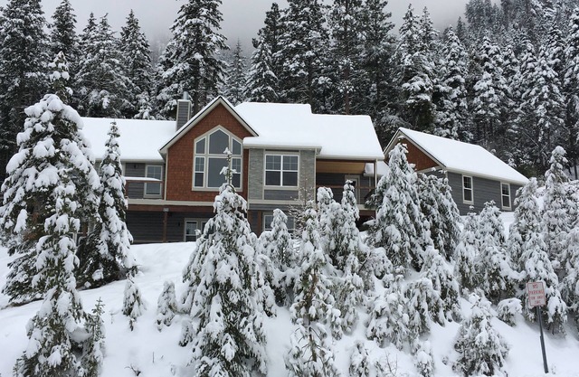 Mission Ridge Cabin minutes from a beautiful Mission Ridge Ski Resort. STR#0001