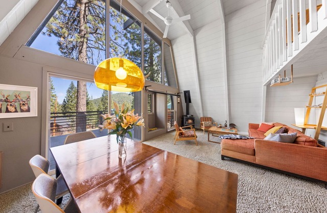 Misty Cabin by Tahoe Getaways-2 BR at Tahoe Donner - Ski Lease, Hot Tub