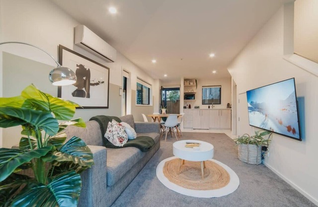 Misty Meadows Manor - Your Urban Oasis