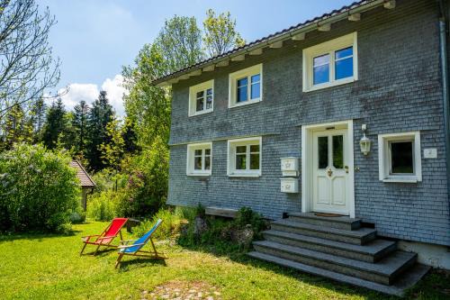 Mit Blick auf Bergwiesen - Familienfreundliches Bauernhaus im Westallgäu