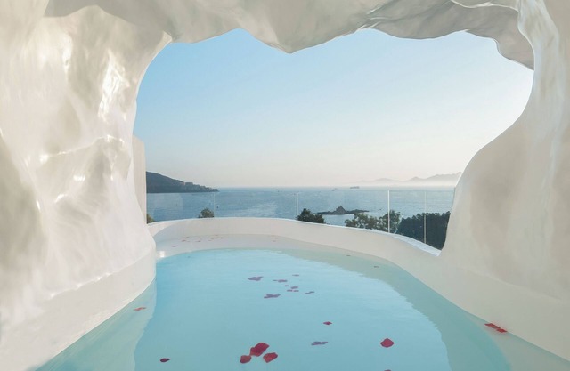 Miyue Shenzhen Blue and White Holy Island Cliff Pool Hotel