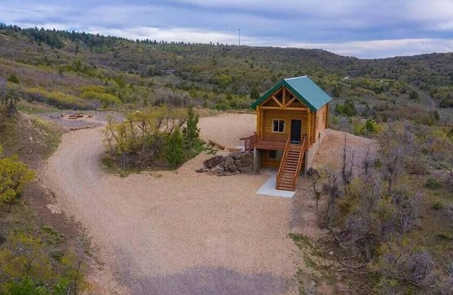 MJ's CabinnLocated on a Hill Top Near Zion and Bryce Canyon. Pet Friendly.