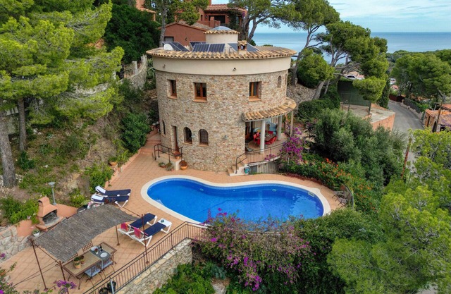 MM152: House with private pool in Sa Riera, Begur