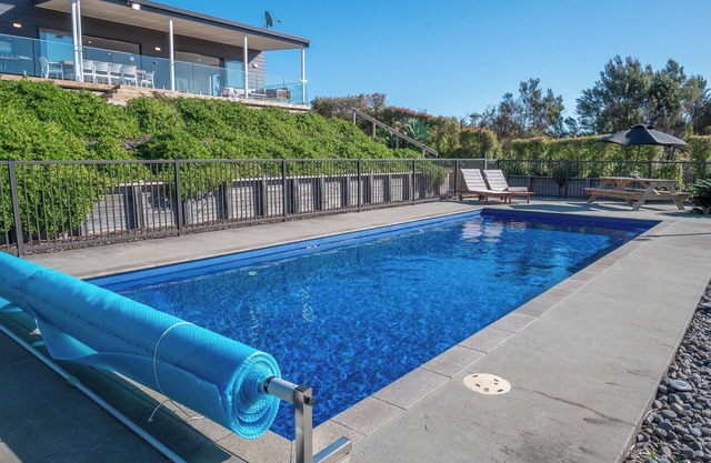 Moanavista - Large Pool and Sea Views