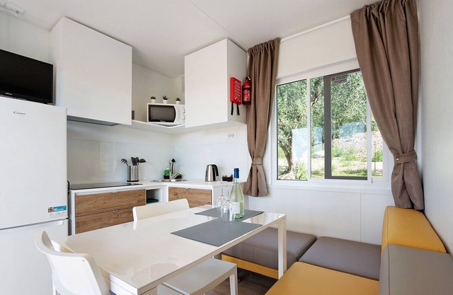 Mobile Home 'Eurovil 3' with Lake View, Wi-Fi and Air Conditioning
