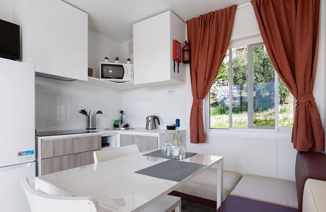 Mobile Home 'Eurovil 4' with Lake View, Wi-Fi and Air Conditioning
