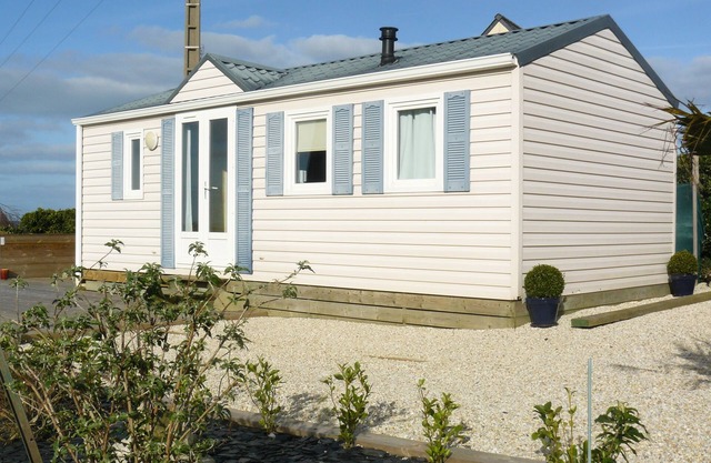 MOBILE HOME ON PRIVATE GROUND