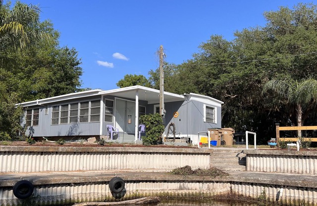 Mobile Home with canal frontage and access to Harris Chain of Lakes