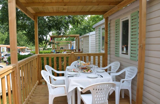 Mobilehome with veranda and pool