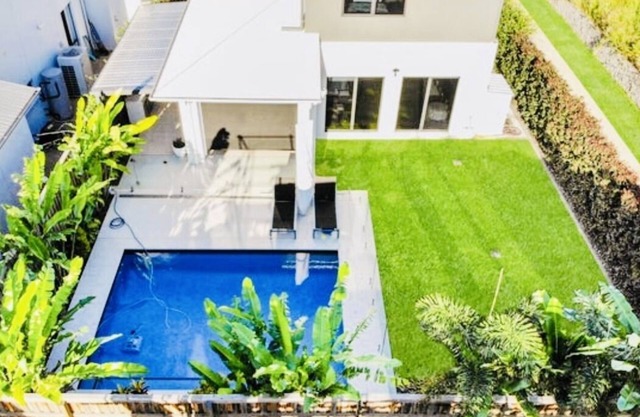 Mod lux family home. 20m to Southbank & 30m to theme parks. A/C Pool Bball hoop