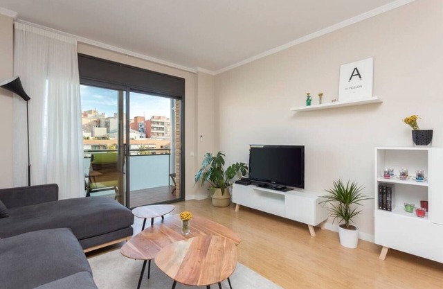 Modern apartment with all amenities. Close to the Fira de Barcelona, 15 min by metro/bus from Plaza Cataluña and 15 min by car from the airport. Residential and quiet building located in a family area with a large park in front of the building.
