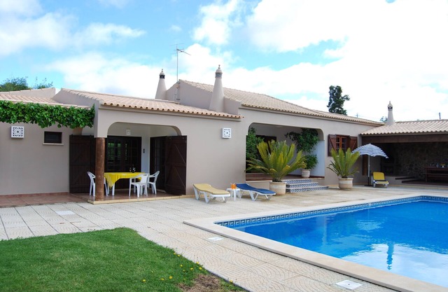 Modern Villa with large garden areas private Swimmg-pool .