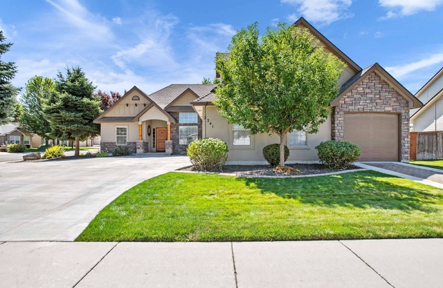 Model like home w/2 KING Beds, Dedicated Office, & Private Hot Tub in Quiet Neighborhood