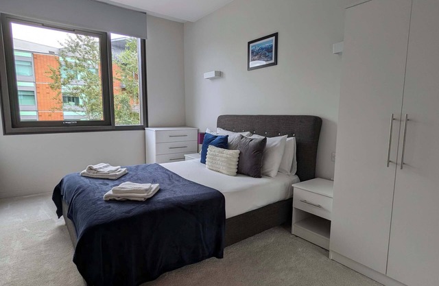 Modern 1 Bed Apt Near Ascot- with parking