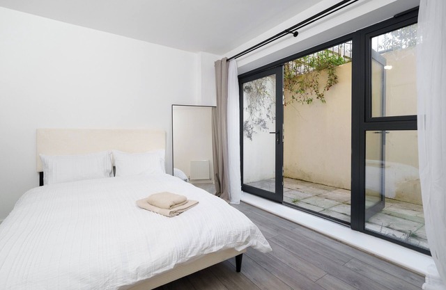 Modern 1-Bed Boutique-Style Apartment in Croydon