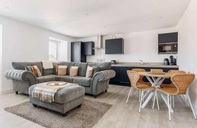 Modern 1 Bed, close to beach and highstreet