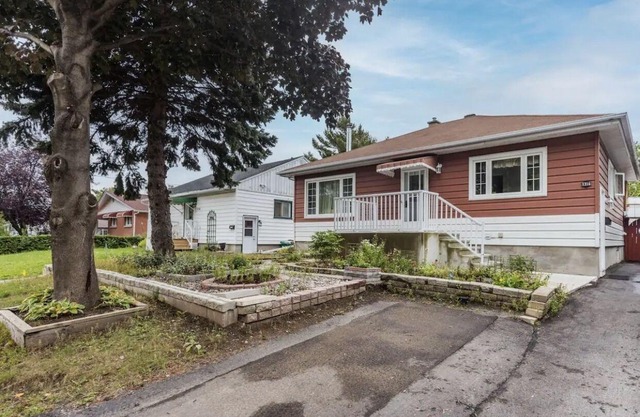 Modern 1 Bed Flat - King Bed, Close to Downtown, Shopping, Transit and Via Rail