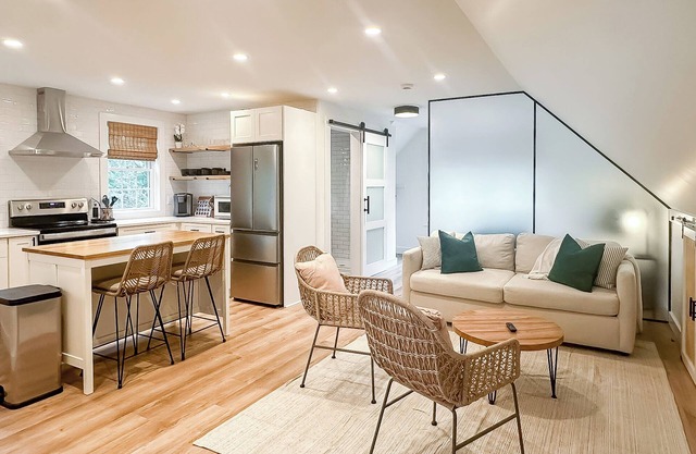 Modern 1-bedroom apartment in private Edgartown neighborhood w/tennis court