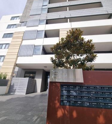 Modern 1 Bedroom apartment with Pool, Gym & Water Views