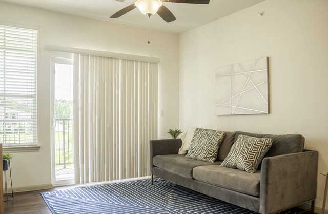 Modern 1 bedroom apt w Lakeside balcony