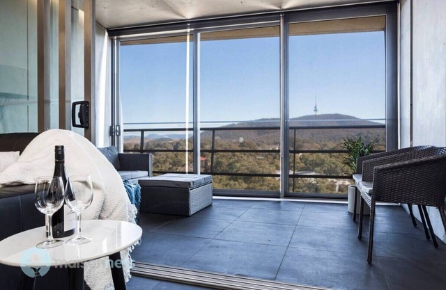 Modern 1 Bedroom Apt With Parking, Walk to ANU