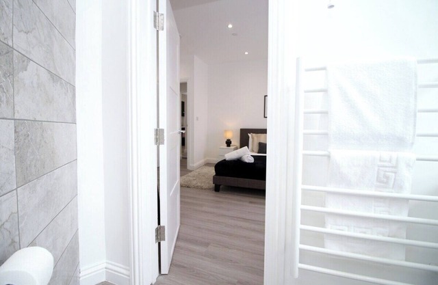Modern 1 Bedroom - Caxton Place by Tŷ SA