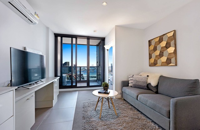 Modern 1-BR Apartment + Seaview!