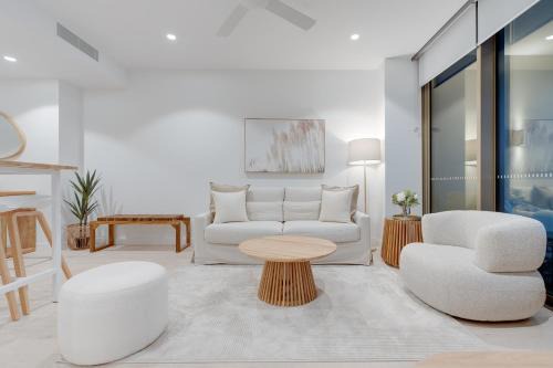 Modern -1 BR Stay in Queen's Wharf Walk to Casino