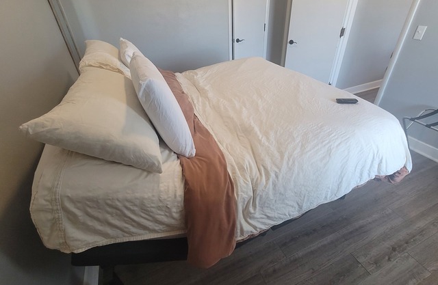 Modern, 1 King Bedroom overlooking downtown