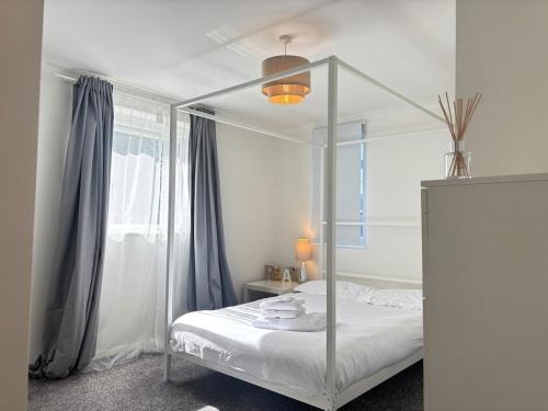 Modern 1BR Flat - Free Parking - Near LGW Airport - VAT Registered