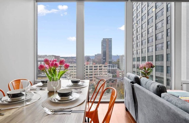 Modern 1BR | FREE Parking | Gym | Skyline Views