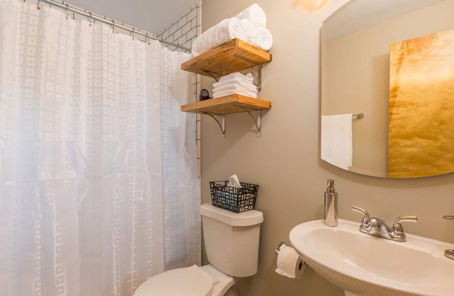 Modern 1BR Near WFU Hospital
