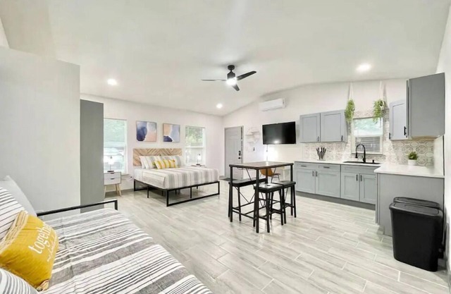 Modern 1BR Orlando Stay Wi-Fi, Laundry + Parking
