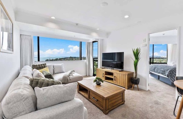Modern 1BR w Pool/Gym Steps to Beach: Zodiak Stays