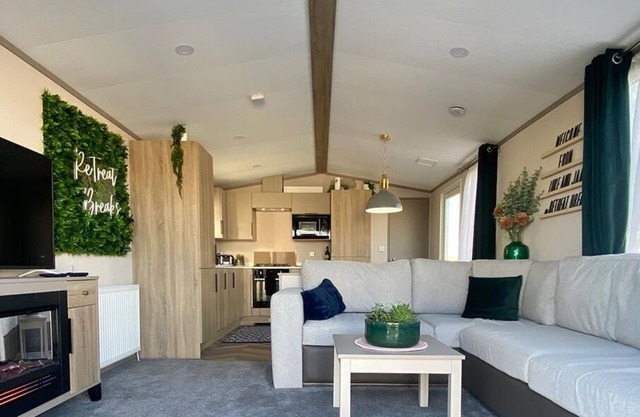Modern 2 Bed Holiday Home with Hot Tub - 45 Park Lane