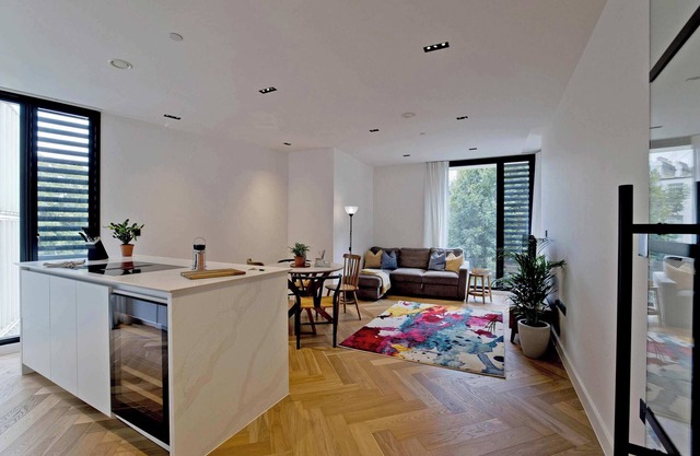 Modern 2-Bed in Prime Kensington + Balcony