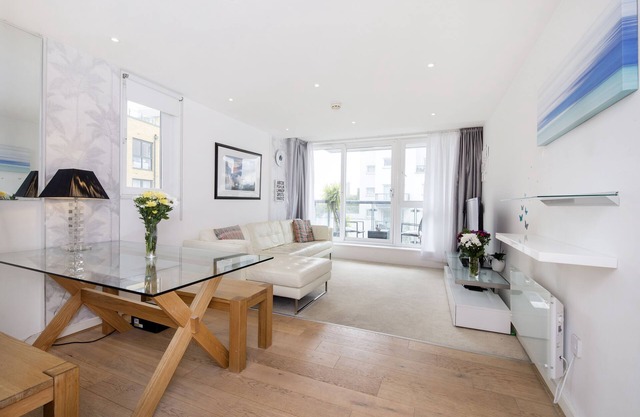 Modern 2 bed Riverside Apartment