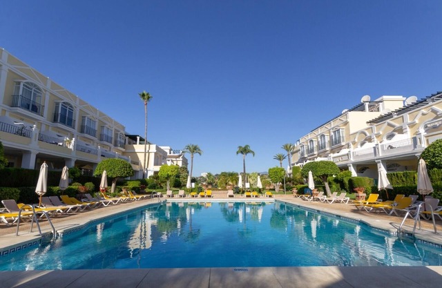 Modern 2 bed townhouse with roof terrace, sleeps 6, in Aloha nr Puerto Banus!